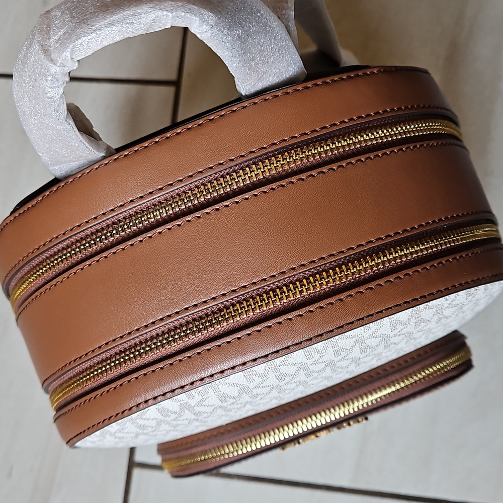NWT $498 Michael Kors Jaycee Monogram Backpack Vanilla Tan Gold - Picture 4 of 10